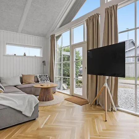 Vakantiehuis 2 Bedroom Lovely In *